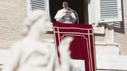 Papst Franziskus betet den Engel des Herrn am 6. Januar 2018 mit den auf dem Petersplatz versammelten Pilgern. / Daniel Ibáñez / CNA Deutsch