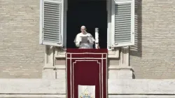 Papst Franziskus entzündet eine Kerze für die Kinder Syriens beim Angelus-Gebet am 2. Dezember 2018 / Vatican Media / CNA Deutsch