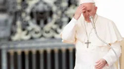 Papst Franziskus bekreuzigt sich zum Gebet bei der Generalaudienz am 18.April 2018 / Daniel Ibanez / CNA Deutsch