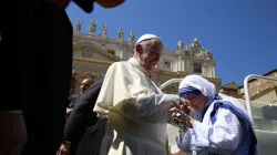Eine Missionarin der Nächstenliebe grüßt Papst Franziskus bei der Heiligsprechung von Mutter Teresa am 4. September 2016  / Daniel Ibanez / CNA Deutsch