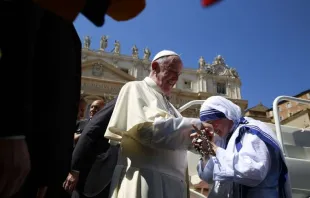Eine Missionarin der Nächstenliebe grüßt Papst Franziskus bei der Heiligsprechung von Mutter Teresa am 4. September 2016  / Daniel Ibanez / CNA Deutsch