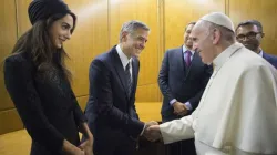 Franziskus begrüßt George und Amal Clooney. / L'Osservatore Romano