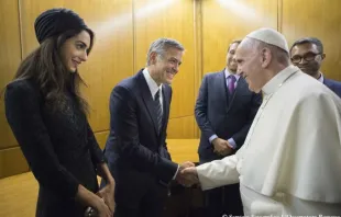 Franziskus begrüßt George und Amal Clooney. / L'Osservatore Romano
