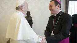 Papst Franziskus bei einer Begegnung mit Bischof Gustavo Zanchetta / Vatican Media
