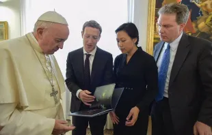 Papst Franziskus mit Mark Zuckerberg, dessen Ehefrau Priscilla Chan und Vatikan-Sprecher Greg Burke am 29. August 2016. / L'Osservatore Romano