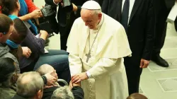 Papst Franziskus begrüßt Teilnehmer der Audienz am 11. November 2016.  / CNA/Lucia Ballester