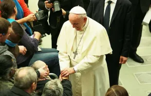 Papst Franziskus begrüßt Teilnehmer der Audienz am 11. November 2016.  / CNA/Lucia Ballester