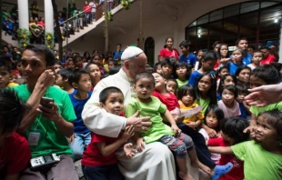Papst Franziskus bei seiner Begegnung mit Straßenkindern auf den Philippinen am 16. Januar 2015 / ANSA/Osservatore Romano