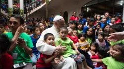 Papst Franziskus bei seiner Begegnung mit Straßenkindern auf den Philippinen am 16. Januar 2015 / ANSA/Osservatore Romano
