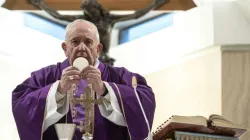 Papst Franziskus feiert die heilige Messe im Vatikan am 10. März 2020. Der Gottesdienst wird im Internet übertragen. / Vatican Media