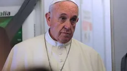 Papst Franziskus auf dem Flug von Rom nach Quito (Ecuador) am 5. Juli 2015 / CNA/Alan Holdren