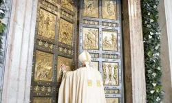 Papst Franziskus bei der Öffnung der Heiligen Pforte der Barmherzigkeit am Petersdom, am 8. Dezember 2015. / L'Osservatore Romano 