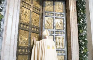 Papst Franziskus bei der Öffnung der Heiligen Pforte der Barmherzigkeit am Petersdom, am 8. Dezember 2015. / L'Osservatore Romano 