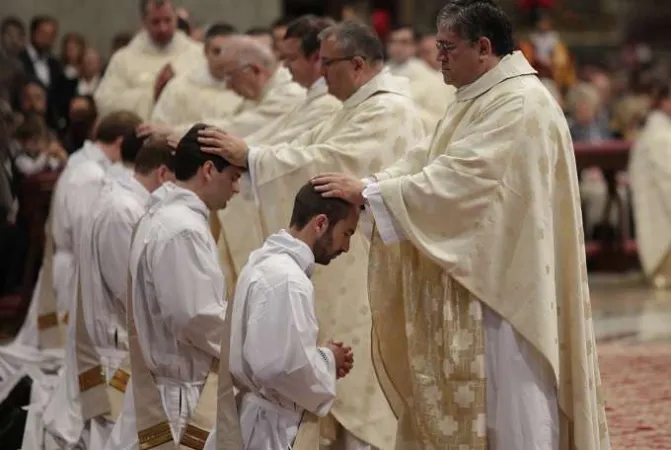 Die zehn neuen Priester bei der Weihe im Petersdom am 7. Mai 2017.