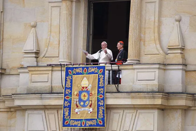 Papst Franziskus spricht zu Jugendlichen vom Balkon des Kardinalspalastes in Bogota am 7. September 2017.