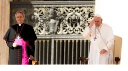 Papst Franziskus bekreuzigt sich zum Gebet am 14. März 2018 / CNA Deutsch / Daniel Ibanez