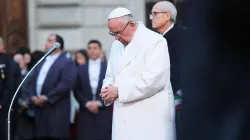 Papst Franziskus beim Gebet am Piazza di Spagna am 8. Dezember 2015. / CNA / Daniel Ibanez