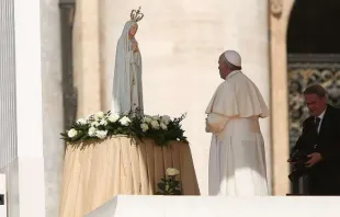 Papst Franziskus betet vor einer Statue Unserer Lieben Frau von Fatima am 13. Mai 2015 / Daniel Ibanez / CNA Deutsch 