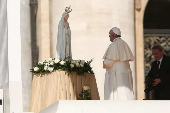 Papst Franziskus betet vor einer Statue Unserer Lieben Frau von Fatima am 13. Mai 2015