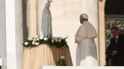 Papst Franziskus betet vor einer Statue Unserer Lieben Frau von Fatima am 13. Mai 2015 / Daniel Ibanez / CNA Deutsch 