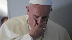 Papst Franziskus betet mit Journalisten auf dem Flug nach Südkorea am 14. August 2014. / CNA/Alan Holdren