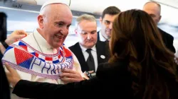 Einen Panama-Schal hat Papst Franziskus auf dem Flug zum Weltjugendtag am heutigen 23. Januar erhalten / Vatican Media / CNA Deutsch
