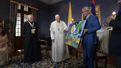 Der kommissarische Präsident von Mauritius, Balrlen Vyapoory, übergibt Papst Franziskus ein Geschenk / Vatican Media