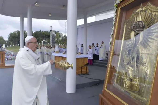 Papst Franziskus inzensiert das Bild der Gottesmutter im lettischen Aglona am 24. September 2018