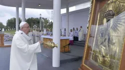 Papst Franziskus inzensiert das Bild der Gottesmutter im lettischen Aglona am 24. September 2018 / Vatican Media