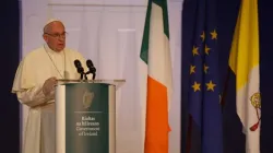Papst Franziskus spricht im Schloss von Dublin zu Politikern, Diplomaten und Vertretern des öffentlichen Lebens. / Daniel Ibanez / CNA Deutsch