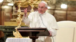 Freie Rede: Franziskus spricht zu Jugendlichen in der Basilika Santa Maria Maggiore in Rom am 8. April 2017. / CNA/Lucia Ballester