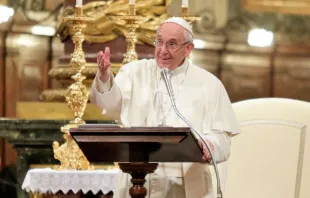 Freie Rede: Franziskus spricht zu Jugendlichen in der Basilika Santa Maria Maggiore in Rom am 8. April 2017. / CNA/Lucia Ballester