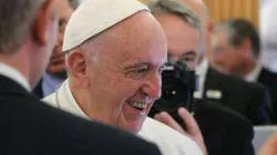 Papst Franziskus an Bord des Fliegers seiner Reise nach Schweden vom 31. Oktober bis 1. November 2016. / National Catholic Register/Edward Pentin