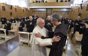 Papst Franziskus dankt Pater Michelini zum Abschluss seiner Fastenexerzitien in Ariccia am 10. März 2017. / CNA/L'Osservatore Romano