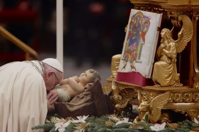 Papst Franziskus küsst das Jesuskind am 31. Dezember 2017 im Petersdom 