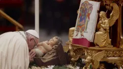 Papst Franziskus küsst das Jesuskind am 31. Dezember 2017 im Petersdom  / Daniel Ibanez / CNA Deutsch 