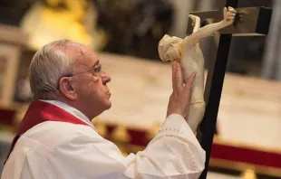 Papst Franziskus an Karfreitag 2015  / L'Osservatore Romano 