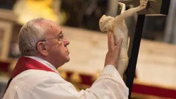 Papst Franziskus an Karfreitag 2015  / L'Osservatore Romano 