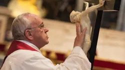 Papst Franziskus verehrt das Kreuz: Karfreitag 2015 / Vatican Media / CNA