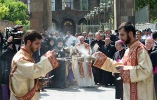 Papst Franziskus beim Gebets-Besuch der Apostolischen Kathedrale von Etschmiadzin am 24. Juni 2016. / L'Osservatore Romano