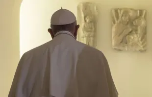 Papst Franziskus betet in der Grotto unter dem Petersdom an den Gräbern seiner Vorgänger am 2. November 2015.  / CNA/L'Osservatore Romano