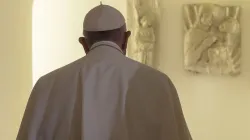 Papst Franziskus im Gebet an den Gräbern seiner Vorgänger in der Krypta des Petersdoms am 2. November 2015 / L'Osservatore Romano