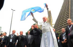 Papst Franziskus mit einer argentinischen Fahne am 25. Juli 2013. / Alex Mazzullo via JMJ Rio via flickr (CC BY-NC SA 2.0).