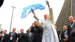 Papst Franziskus mit einer argentinischen Fahne am 25. Juli 2013. / Alex Mazzullo via JMJ Rio via flickr (CC BY-NC SA 2.0).