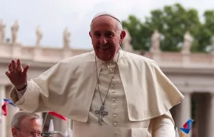Papst Franziskus winkt Pilgern auf dem Petersplatz am 27. April 2016. / CNA/Daniel Ibanez
