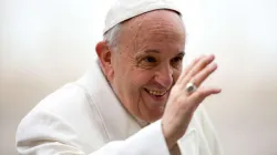 Papst Franziskus winkt Pilgern bei der Generalaudienz am 4. April 2018 / CNA Deutsch / Daniel Ibanez