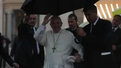 Papst Franziskus winkt Pilgern bei der Generalaudienz auf dem Petersplatz am 31. August 2016. / CNA/Daniel Ibanez