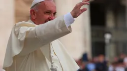 Papst Franziskus winkt Pilgern bei der Generalaudienz am 15. Juni 2016. / CNA/Daniel Ibanez