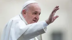 Papst Franziskus winkt Besuchern und Pilgern auf dem Petersplatz am 26. Februar 2020 / Daniel Ibanez / CNA Deutsch 