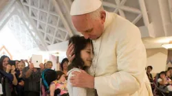 Papst Franziskus mit einer Gruppe behinderter Kinder am 29. Mai 2015. / L'Osservatore Romano